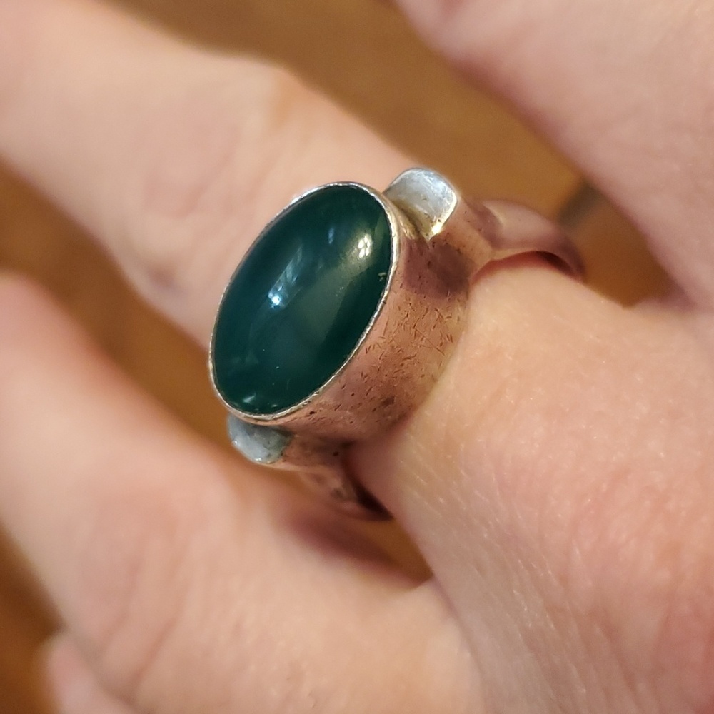 Vintage 925 signed Native American Sterling silver ring w/ EMERALD cabochon